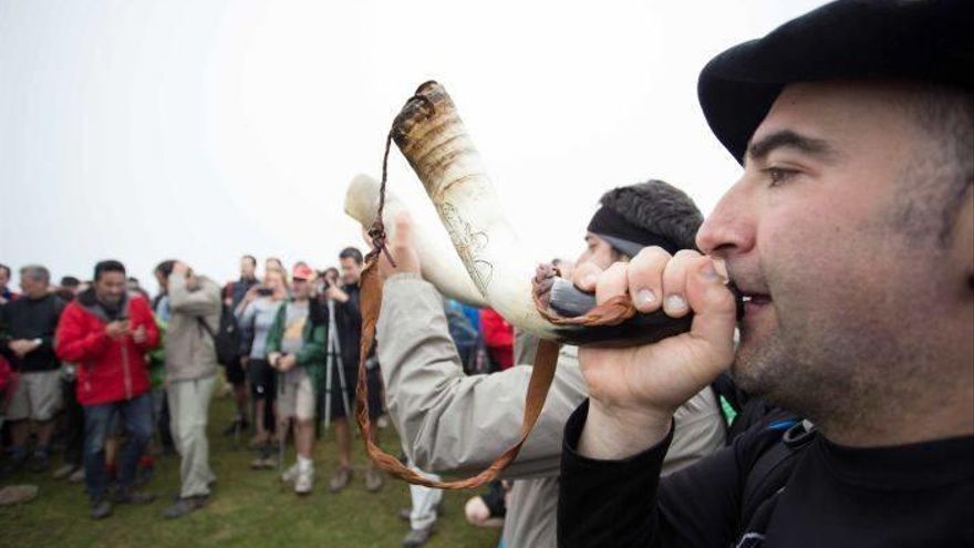 Cientos de personas participan tradicionalmente en la ascensión a los Montes Bocineros