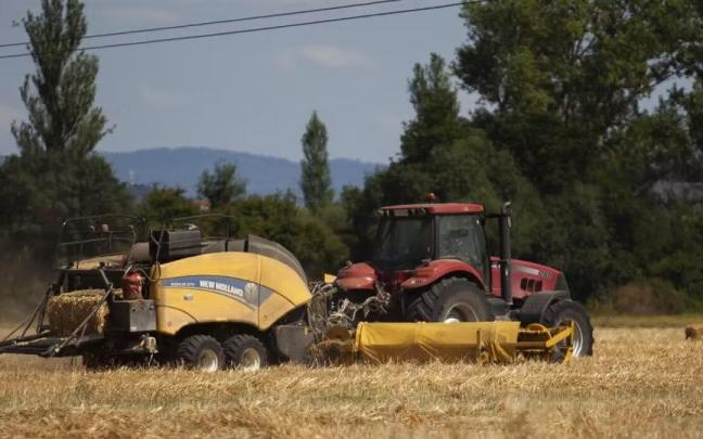 Un tractor con una empacadora, en una imagen de archivo ajena a la información Un tractor con una empacadora, en una imagen de archivo ajena a la información