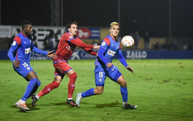 Yriarte trata de controlar un bal&oacute;n ante la mirada de Kwasi Sibo.