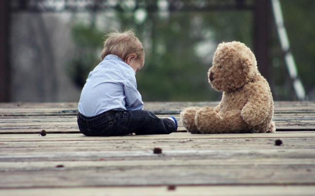 Un menor, con su peluche Un menor, con su peluche