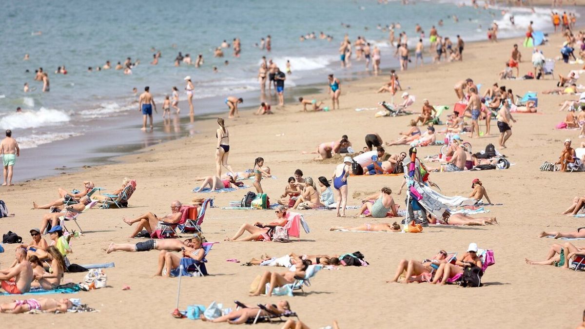 Siguen las alertas por altas temperaturas por la ola de calor en Euskadi. En la imagen gente en la playa de Sopelana