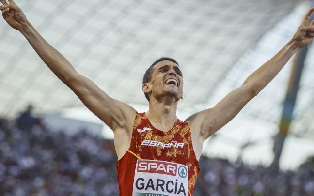 Mariano García celebra su triunfo. Mariano García celebra su triunfo.