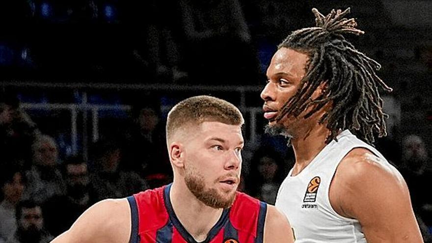 Giedraitis, en la imagen ante Gillespie (Bayern), regresa hoy al equipo tras descansar en la ACB.