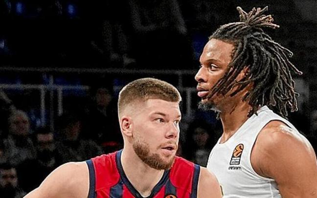 Giedraitis, en la imagen ante Gillespie (Bayern), regresa hoy al equipo tras descansar en la ACB.