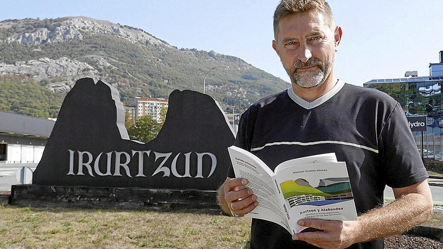 Manuel Iznaola en una de las entradas a Irurtzun, un pueblo que le apasiona.