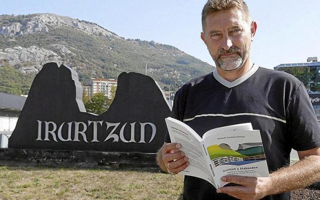 Manuel Iznaola en una de las entradas a Irurtzun, un pueblo que le apasiona.