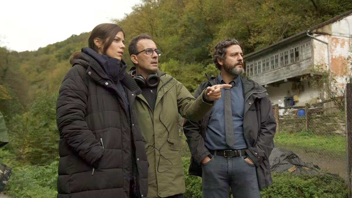 Patxi Amezcua, en el centro, junto a Isak Férriz e Iria del Río, protagonistas de 'Infiesto'.