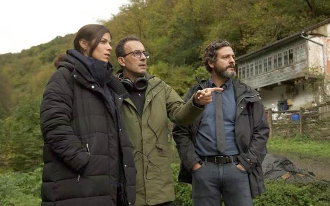 Patxi Amezcua, en el centro, junto a Isak F&eacute;rriz e Iria del R&iacute;o, protagonistas de 'Infiesto'.