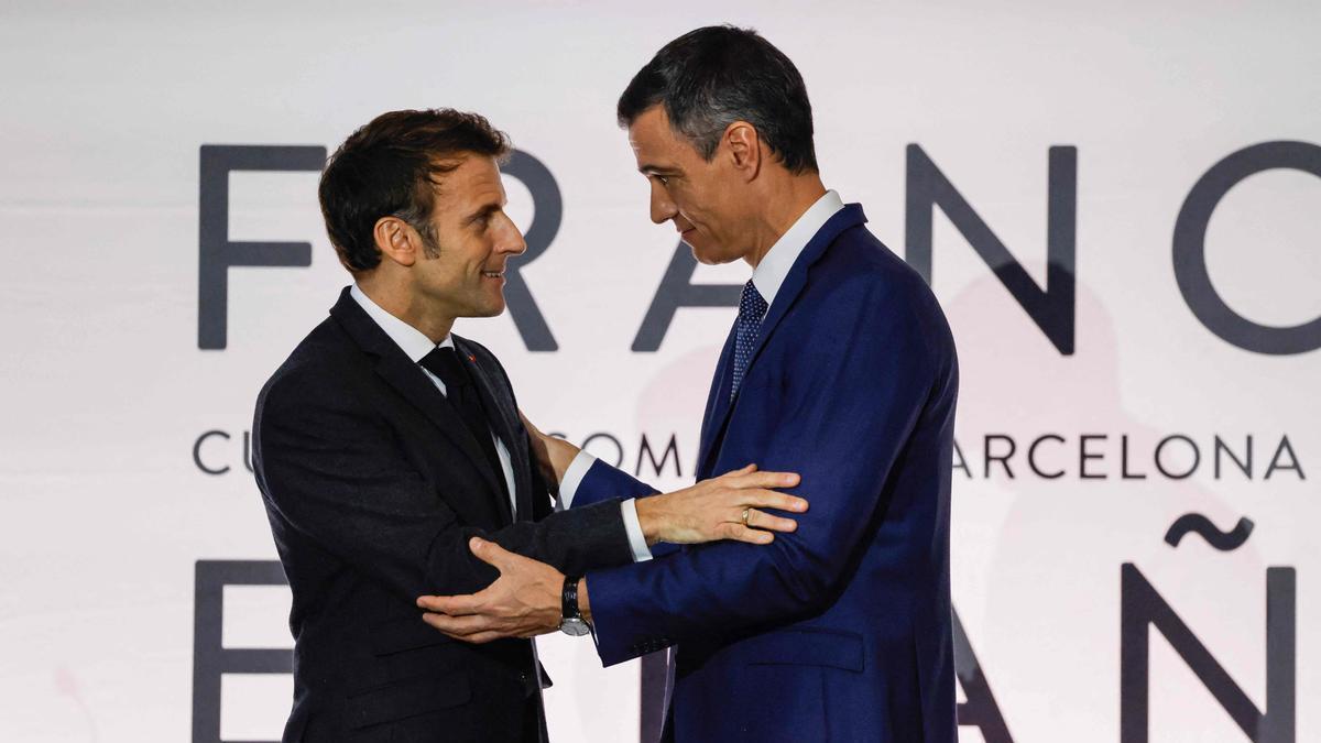 Macron y Sánchez se saludan durante la cumbre.
