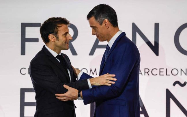 Macron y Sánchez se saludan durante la cumbre. Macron y Sánchez se saludan durante la cumbre.