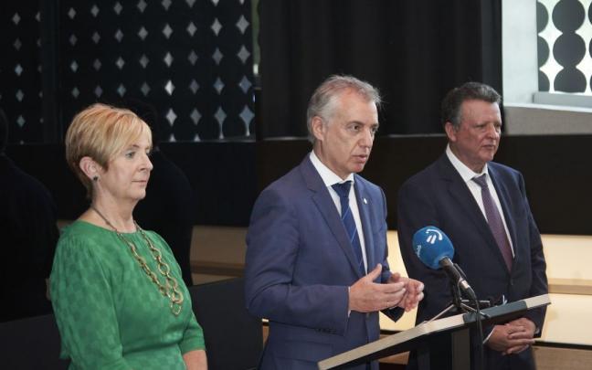 La consejera Tapia junto al lehendakari en el encuentro que han mantenido en Alemania con la c&uacute;pula de Mercedes benz