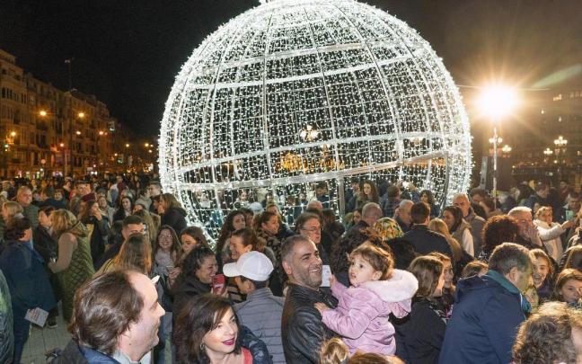 Gabonetako argiak piztu ditu Bilbok