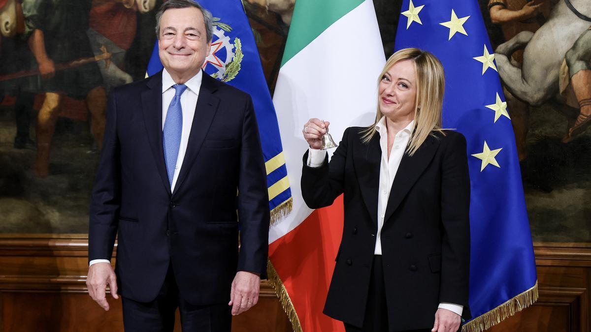 Giorgia Meloni completa ante Mario Draghi la ceremonia de traspaso de poderes.