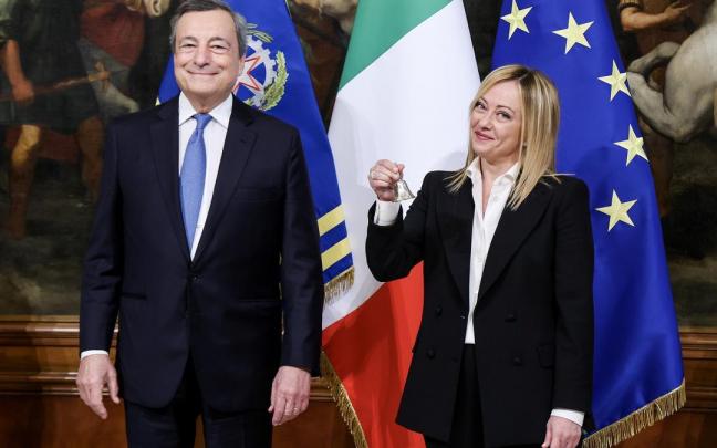 Giorgia Meloni completa ante Mario Draghi la ceremonia de traspaso de poderes. Giorgia Meloni completa ante Mario Draghi la ceremonia de traspaso de poderes.