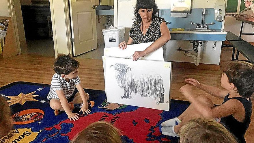 Laurita enseñó a alumnado de la escuela de Boise trabajos suyos. | FOTO: L. SILES