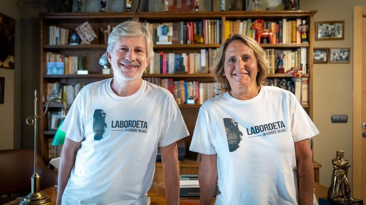 El director bilbaino Gaizka Urresti con la hija del político aragonés, Paula Labordeta.