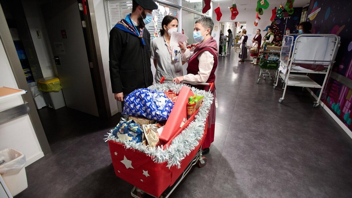Olentzero conversa con una ayudante y con una enfermera, ayer en el Hospital.