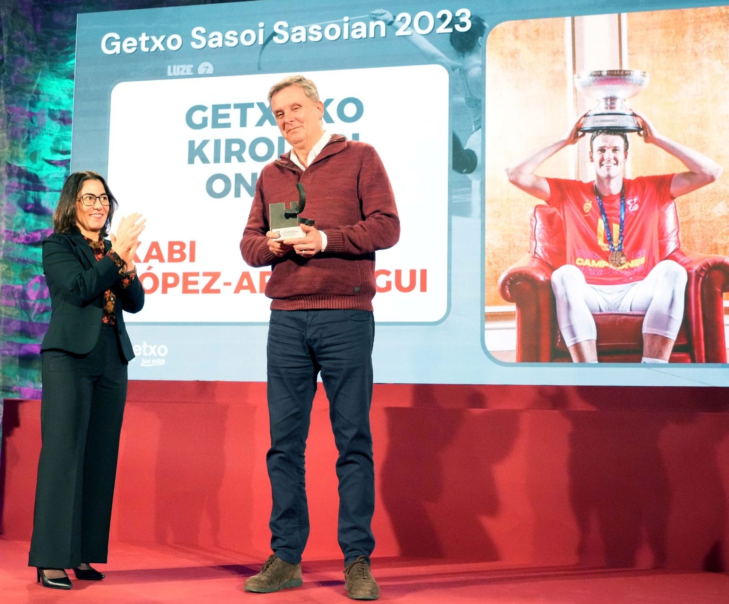 El padre de Xabi López-Arostegui recogió el premio en su nombre.