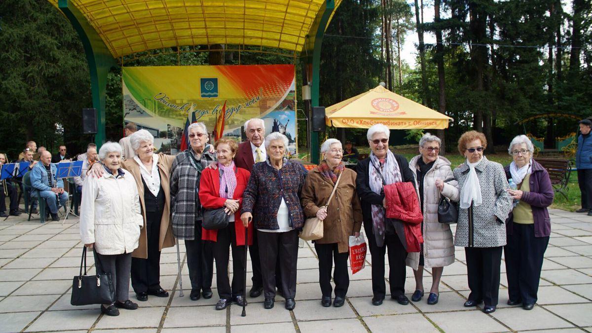 Una de las escenas de la película, con las protagonistas junto a un grupo de mujeres.