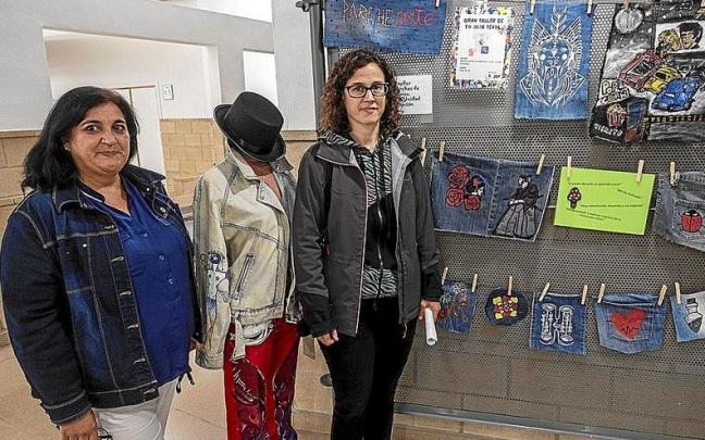 Amalia Zarzuela y Miren Tanko, directoras de la Unidad de Rehabilitación, visitan la exposición ‘Entre almas’ en el Civivox Jus La Rocha.