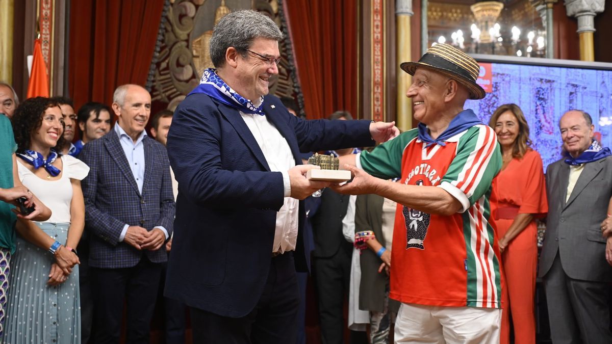 Homenaje al comparsero Pedro Prieto en el Ayuntamiento de Bilbao