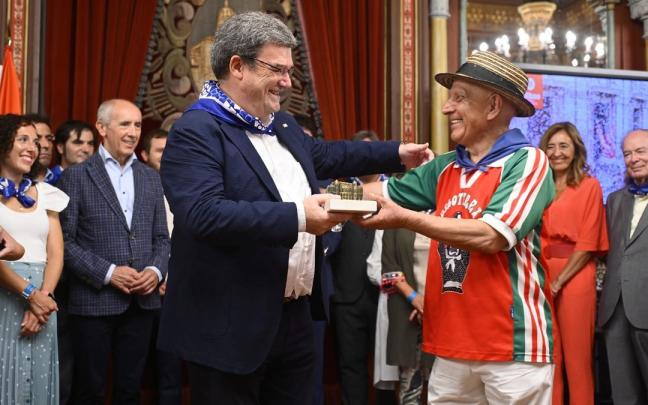 Homenaje al comparsero Pedro Prieto en el Ayuntamiento de Bilbao