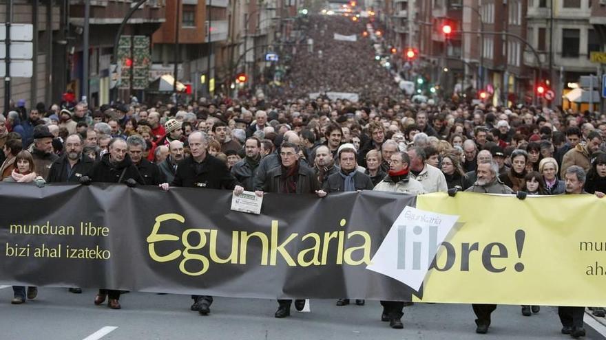Una de las multitudinarias marchas a favor de 'Euskaldunon Egunkaria' y en apoyo de sus procesados