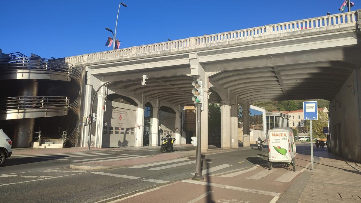 Puesto de bomberos debajo del puente Deusto.