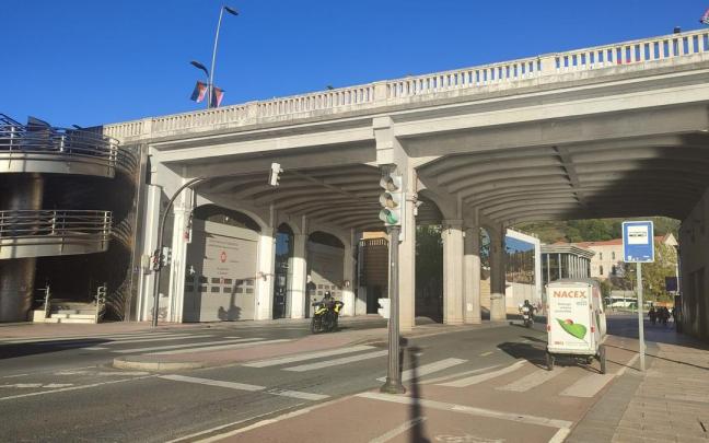 Puesto de bomberos debajo del puente Deusto.