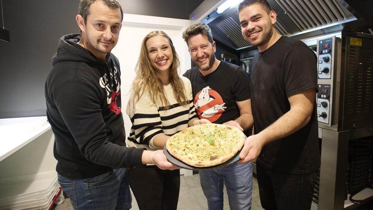 Fermín, Dali, Miguel y Nico, con una de sus pizzas.