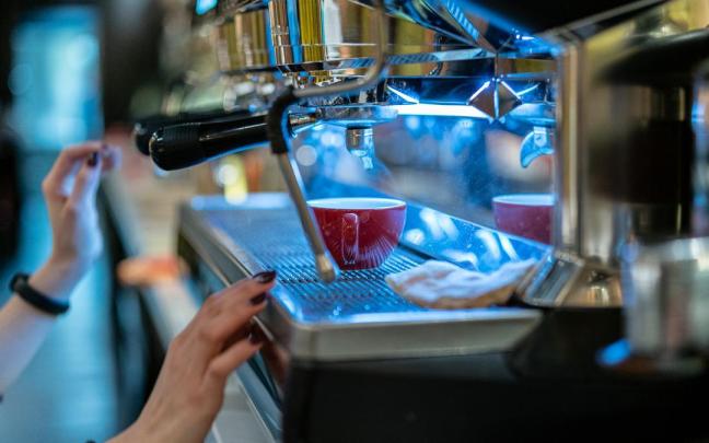 Un trabajador prepara un café.