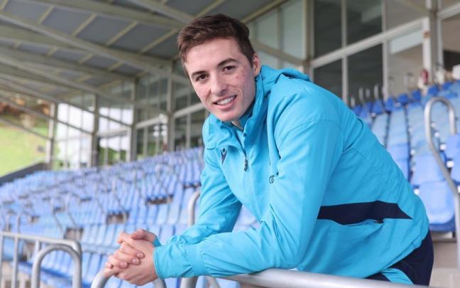 Jon Pacheco posa en las instalaciones de Zubieta.