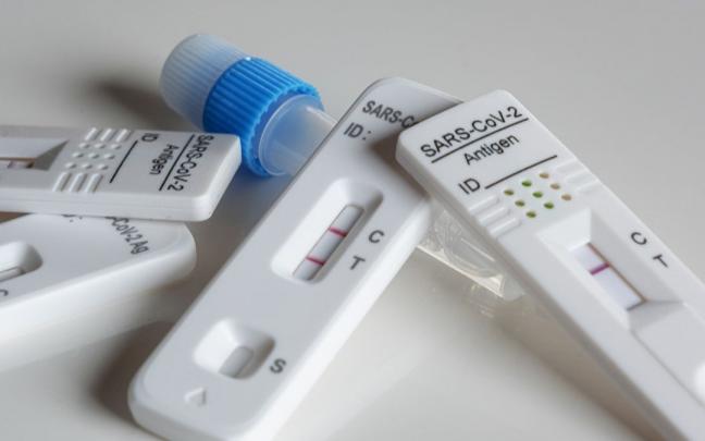 Varias pruebas de antígenos muestran un resultado positivo en la detección del coronavirus. Varias pruebas de antígenos muestran un resultado positivo en la detección del coronavirus.