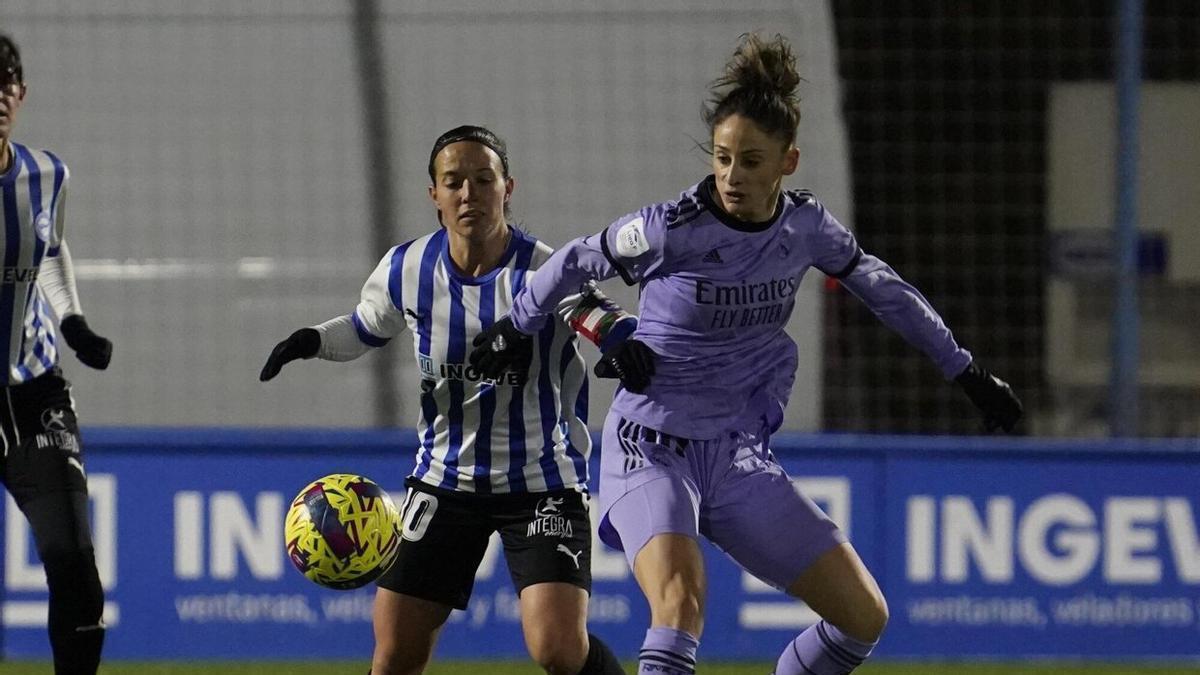 Alba Aznar pelea por un balón con una rival
