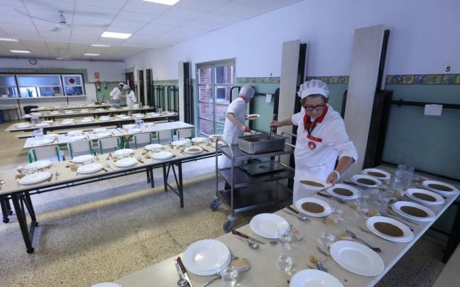 La hostelería es uno de los principales focos de contratación fija discontinua. En la imagen, trabajadores atendiendo un comedor escolar.