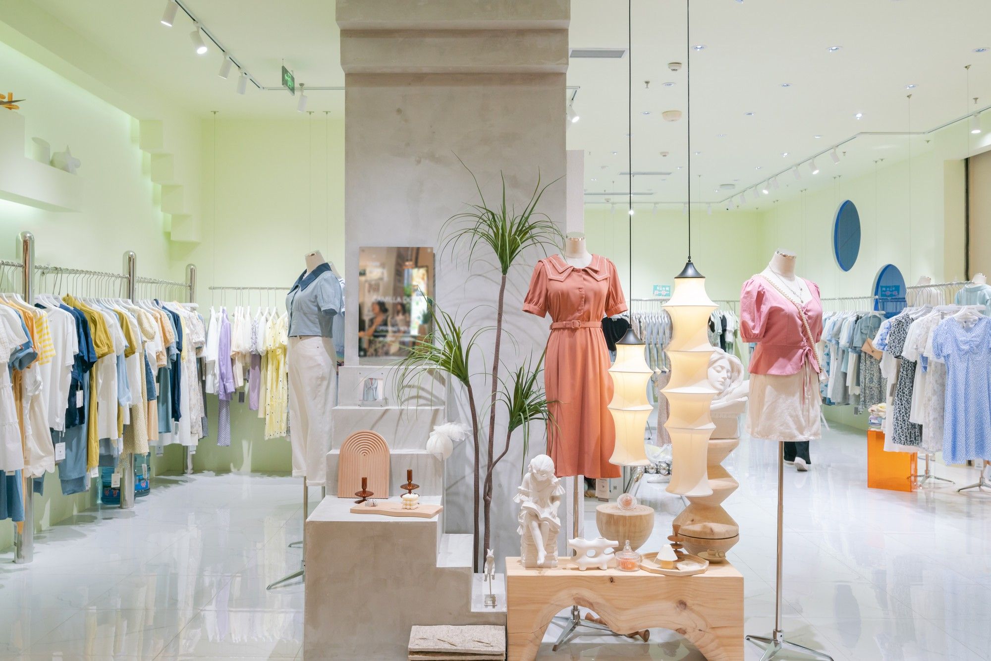 Tienda de ropa femenina en un centro comercial.