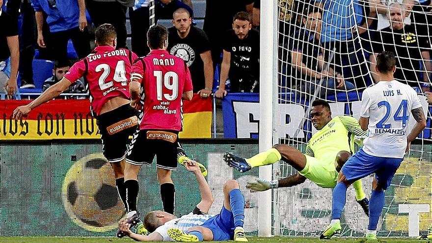 Zou Feddal y Manu García, durante el choque entre el Málaga y el Alavés en La Rosaleda de la temporada 2016-17. | FOTO: EFE