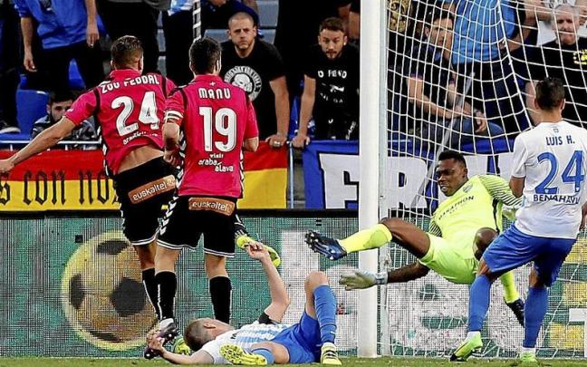 Zou Feddal y Manu Garc&iacute;a, durante el choque entre el M&aacute;laga y el Alav&eacute;s en La Rosaleda de la temporada 2016-17. | FOTO: EFE