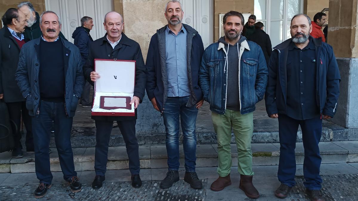 Ricardo Barkala y Ander Arrillaga junto a Enerko Arce y otros miembros de la Cofradía de Mareantes y Navegantes de Portugalete.