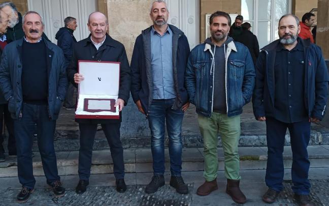 Ricardo Barkala y Ander Arrillaga junto a Enerko Arce y otros miembros de la Cofradía de Mareantes y Navegantes de Portugalete. Ricardo Barkala y Ander Arrillaga junto a Enerko Arce y otros miembros de la Cofradía de Mareantes y Navegantes de Portugalete.