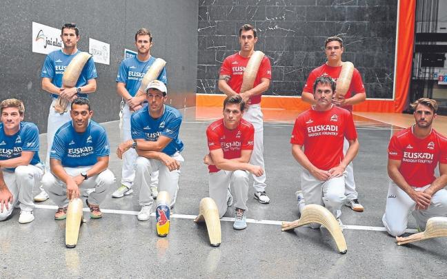 Aimar, Basque, Zabala, Lekerika –de pie–, Barandika, Hormaetxea, Goikoetxea, Beaskoetxea, Erkiaga y Olharan –arrodillados–. | FOTO: O. GONZÁLEZ Aimar, Basque, Zabala, Lekerika –de pie–, Barandika, Hormaetxea, Goikoetxea, Beaskoetxea, Erkiaga y Olharan –arrodillados–. | FOTO: O. GONZÁLEZ