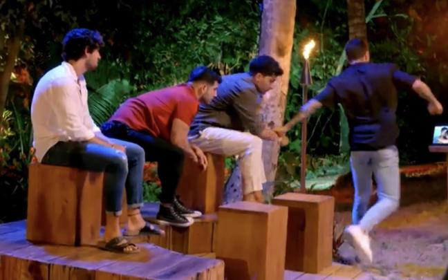 Mario tira la tablet de una patada en la hoguera de los chicos Mario tira la tablet de una patada en la hoguera de los chicos