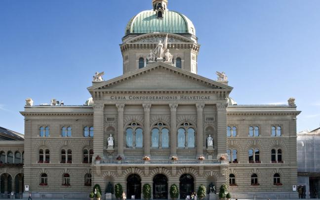 Fachada de la Asamblea Federal de Suiza. Fachada de la Asamblea Federal de Suiza.