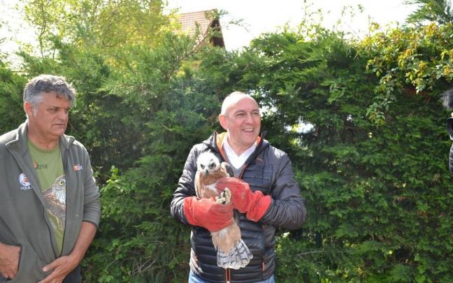 Ramiro González con un ejemplar de águila Bonelli.