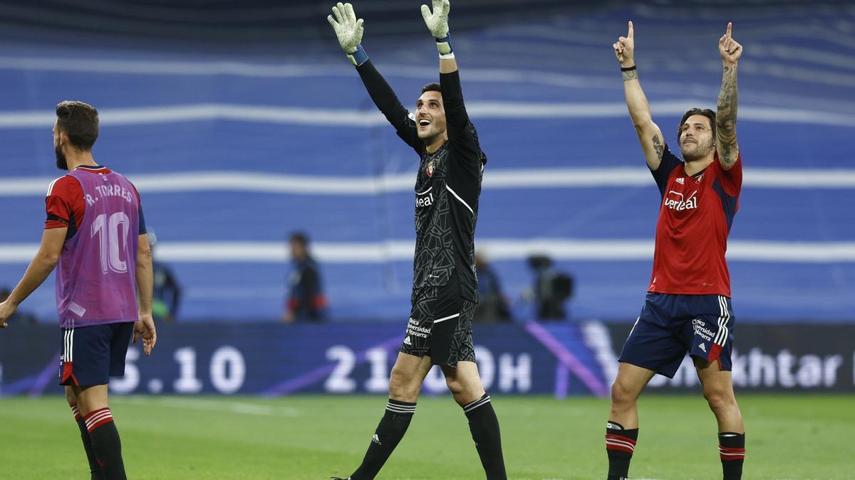 Sergio Herrera y Juan Cruz celebran el empate contra el Real Madrid sobre el césped del Santiago Bernabéu.