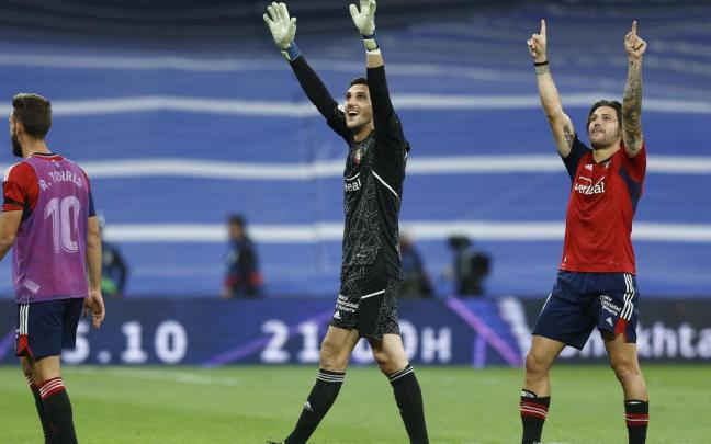 Sergio Herrera y Juan Cruz celebran el empate contra el Real Madrid sobre el césped del Santiago Bernabéu. Sergio Herrera y Juan Cruz celebran el empate contra el Real Madrid sobre el césped del Santiago Bernabéu.