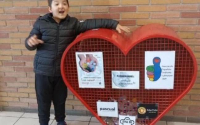 Daniel, junto al lugar donde se depositan los tapones