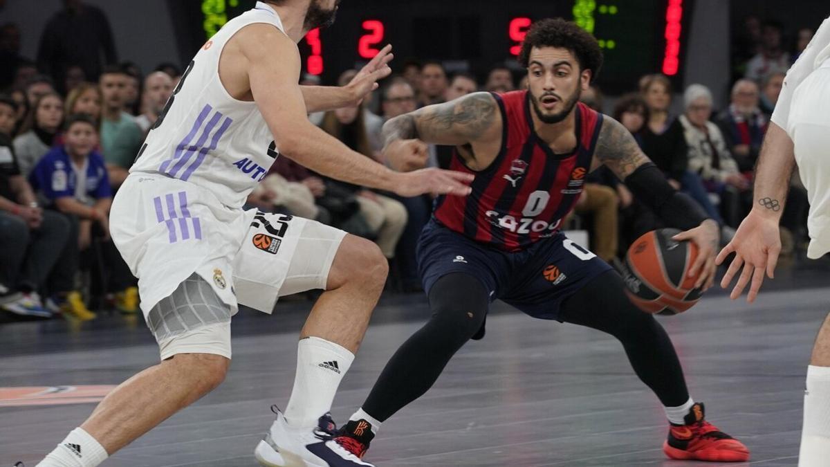 Howard trata de driblar a Llull, en el partido entre el Baskonia y el Real Madrid