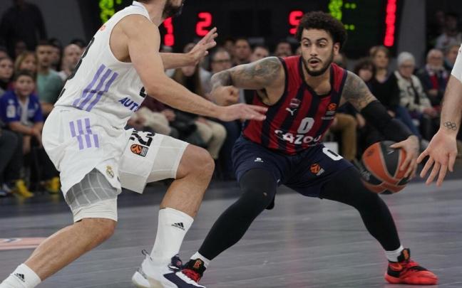 Howard trata de driblar a Llull, en el partido entre el Baskonia y el Real Madrid