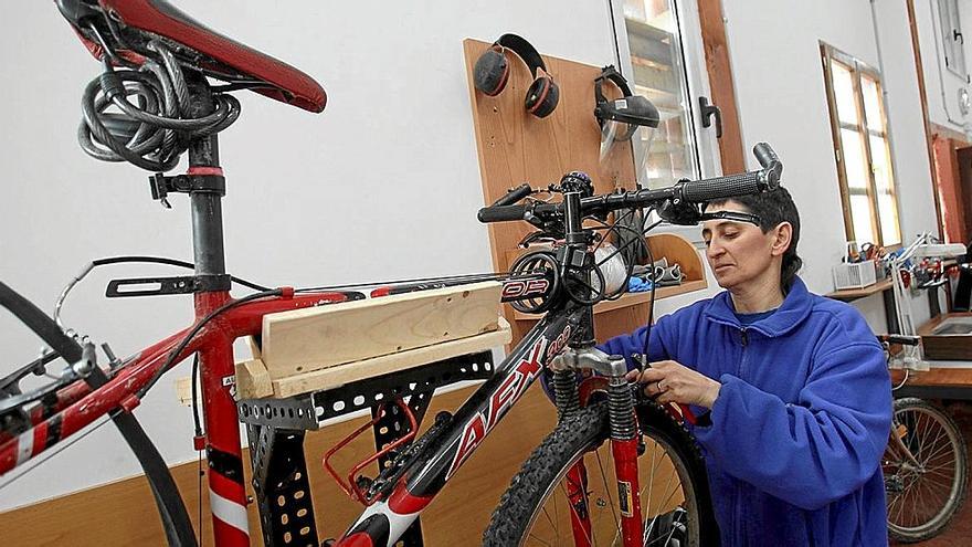 Una mujer en un taller para la reparación de bicis como el que se va a llevar a cabo en Eibar. | FOTO: OSKAR MONTERO